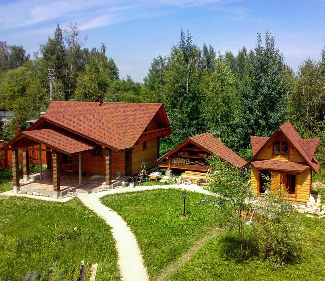 Построили крыши на беседке, дровнице и насосной